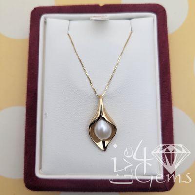 Pearl Gold 10kt Pendant and Chain