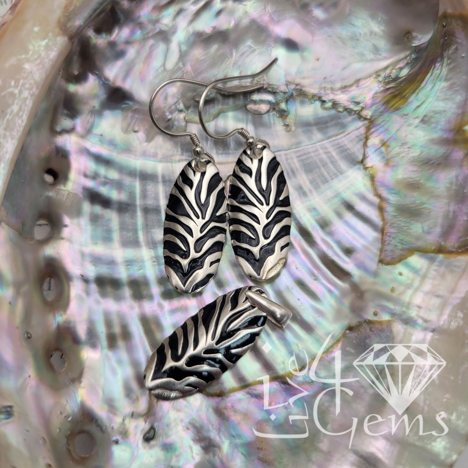 Silver Oval Pattern Black and White Pendant Earring Set