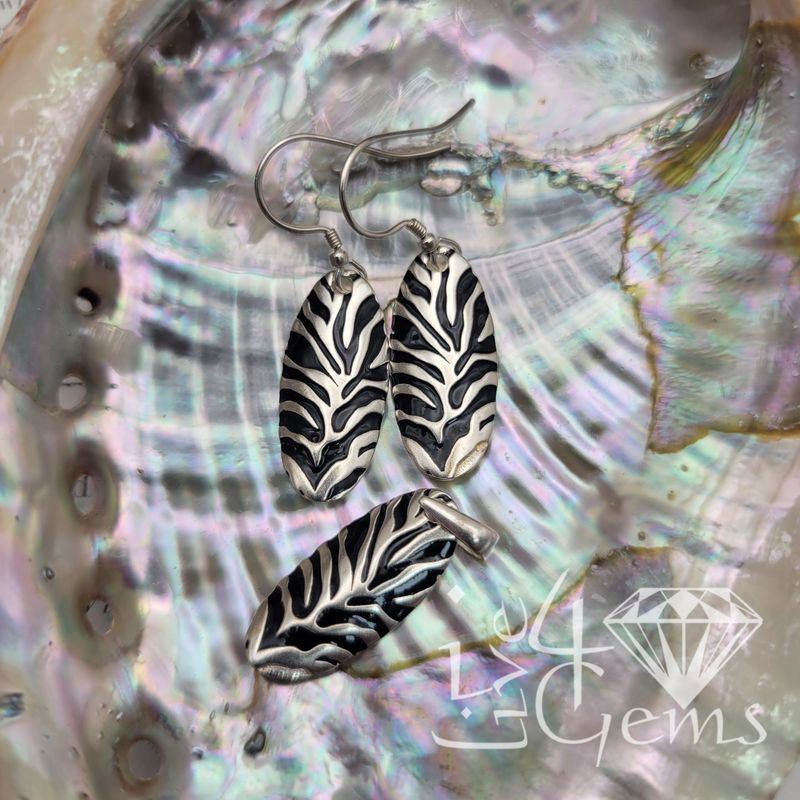 Silver Oval Pattern Black and White Pendant Earring Set