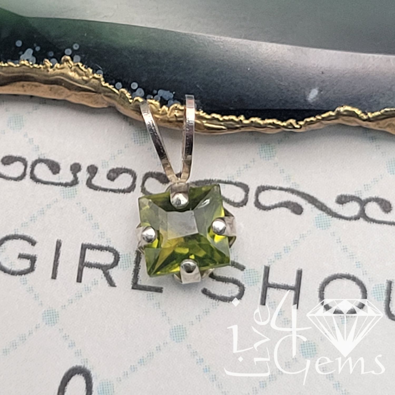 Silver 0.65ct Peridot Pendant