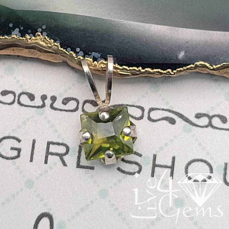 Silver 0.65ct Peridot Pendant