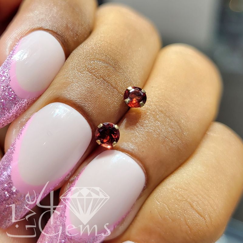 10kt Garnet 4mm Stud