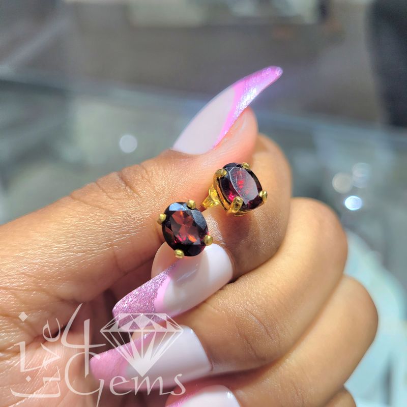 10kty 10x7mm Garnet Stud