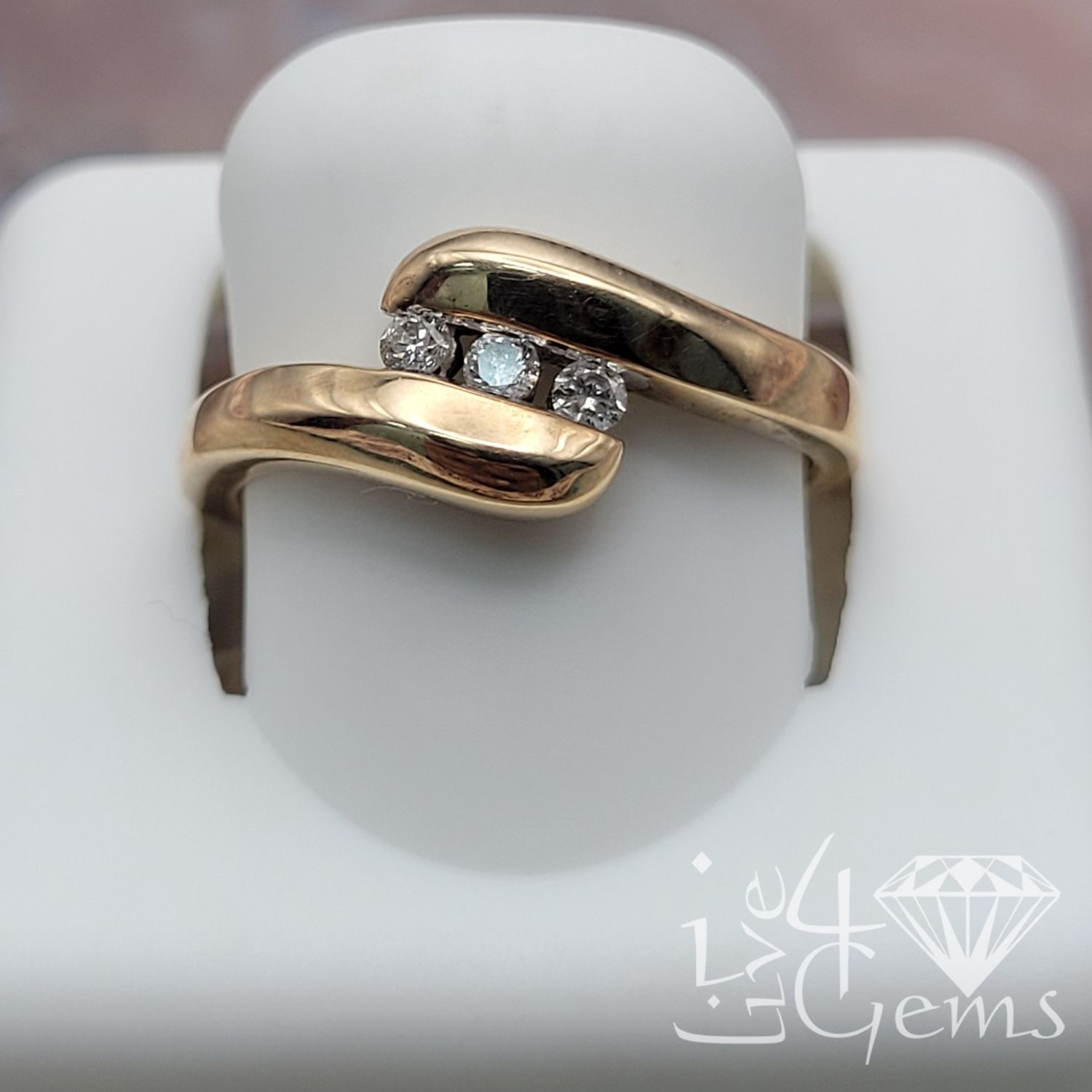 10kty 1/8ctw Triple Diamond Ring