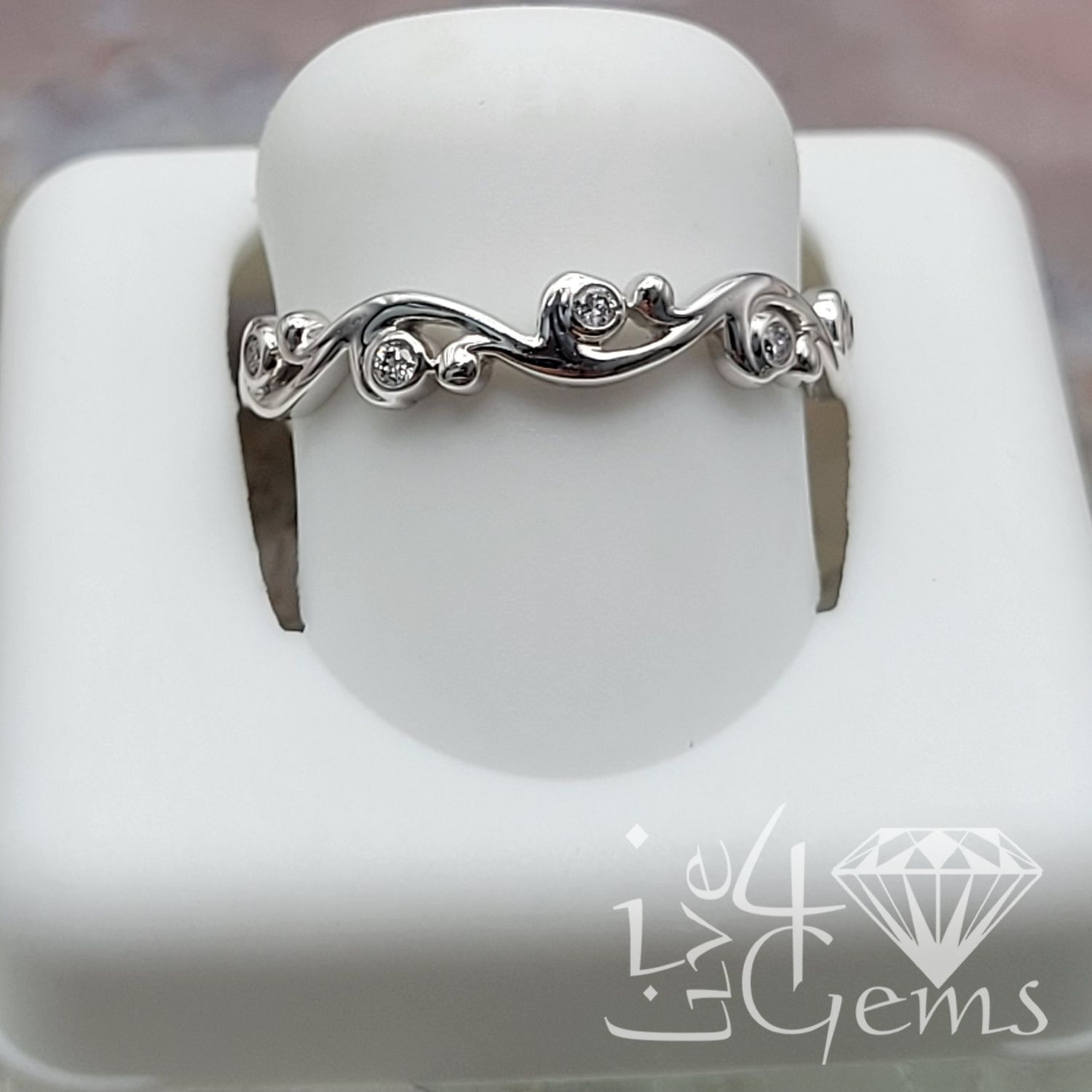 10kt 1/20ctw Diamond 10ktw Stackable Twist Band