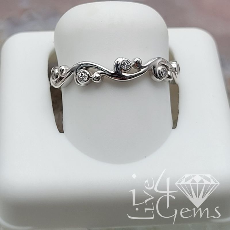 10kt 1/20ctw Diamond 10ktw Stackable Twist Band