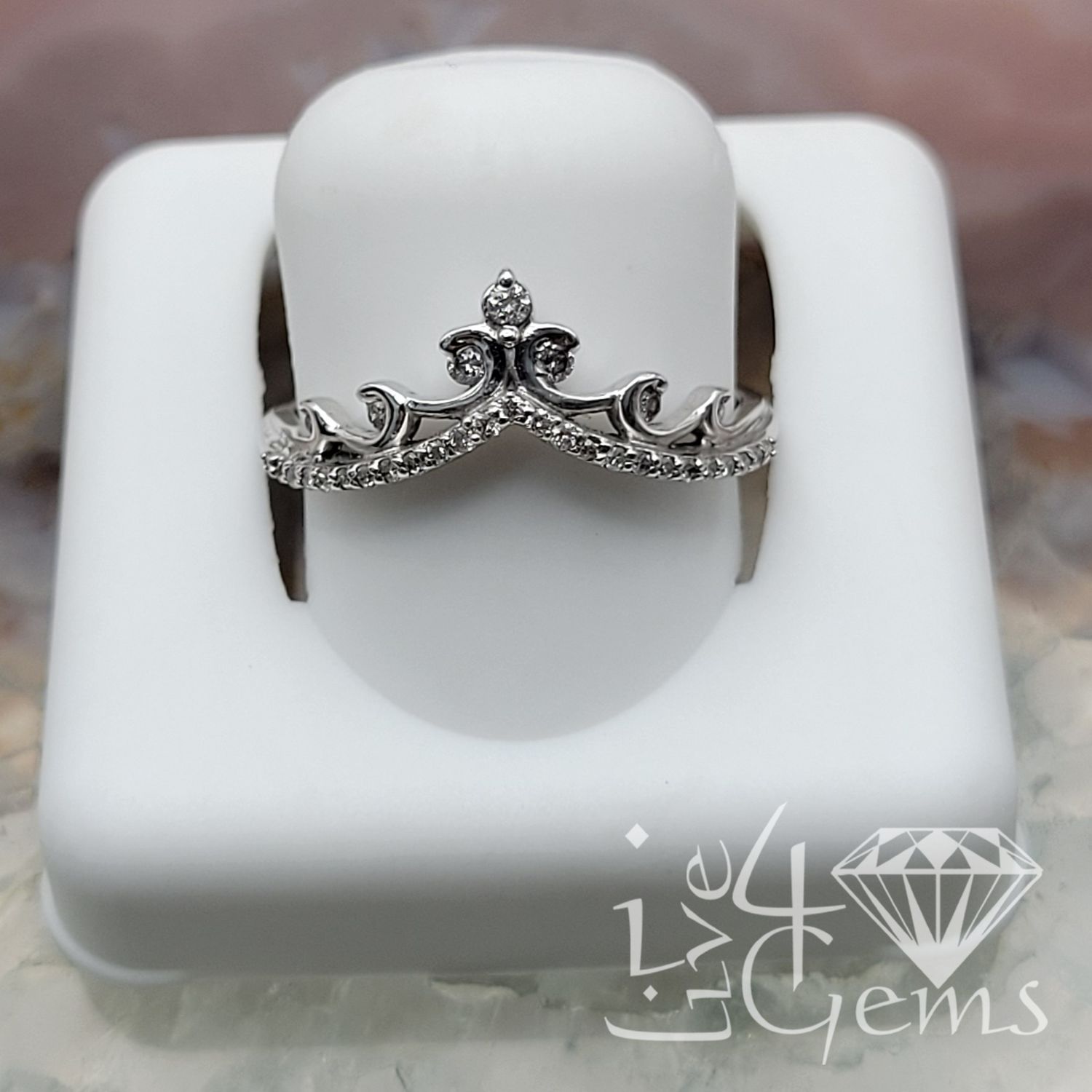 10kt 1/5ctw Diamond Tiara Chevron Band, Color: White Gold