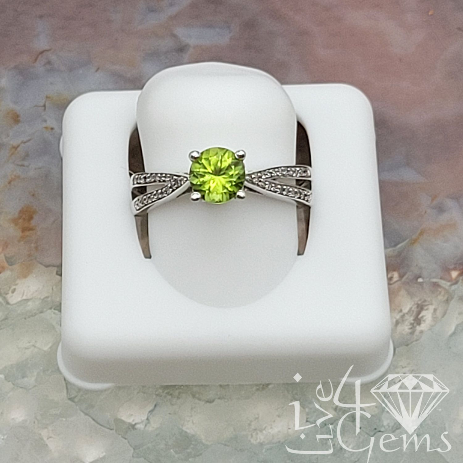 10ktw 1/8ctw Diamond 7/8ct Peridot Ring