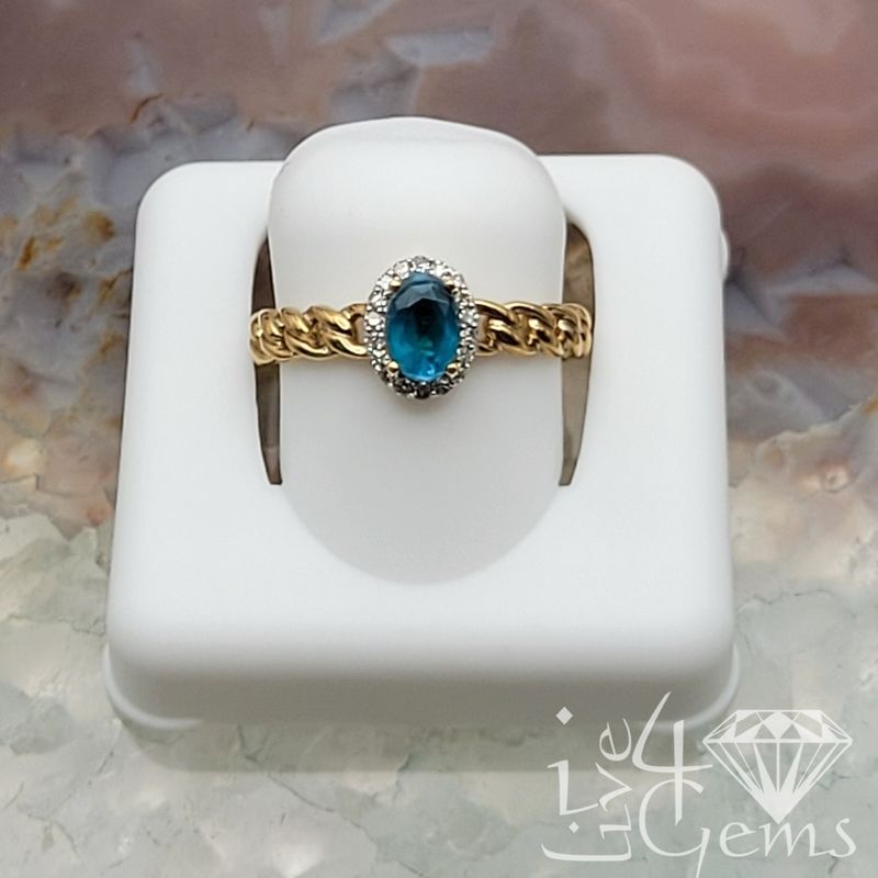 1/10ctw Diamond 6X4mm Oval Emerald Created Ring