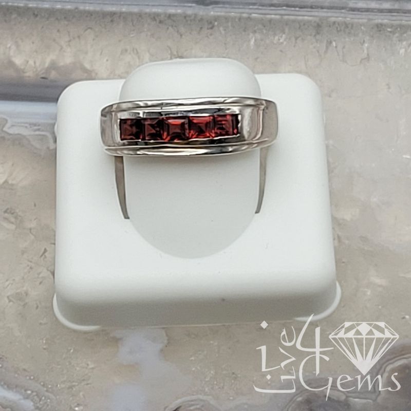 Silver One Row Garnet Men&#39;s Ring