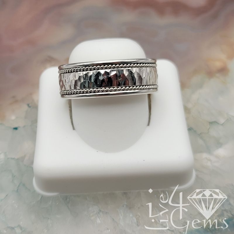 14kt Wh 8mm Hammer Texture Band Size 11