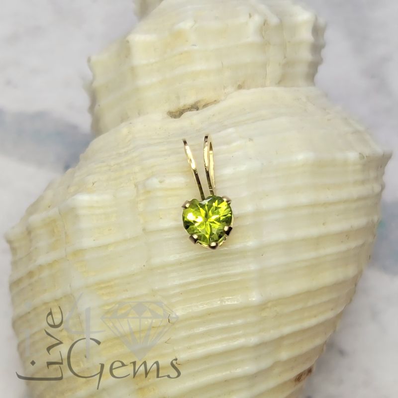 14kt .25ct Peridot Heart Pendant 4x4mm