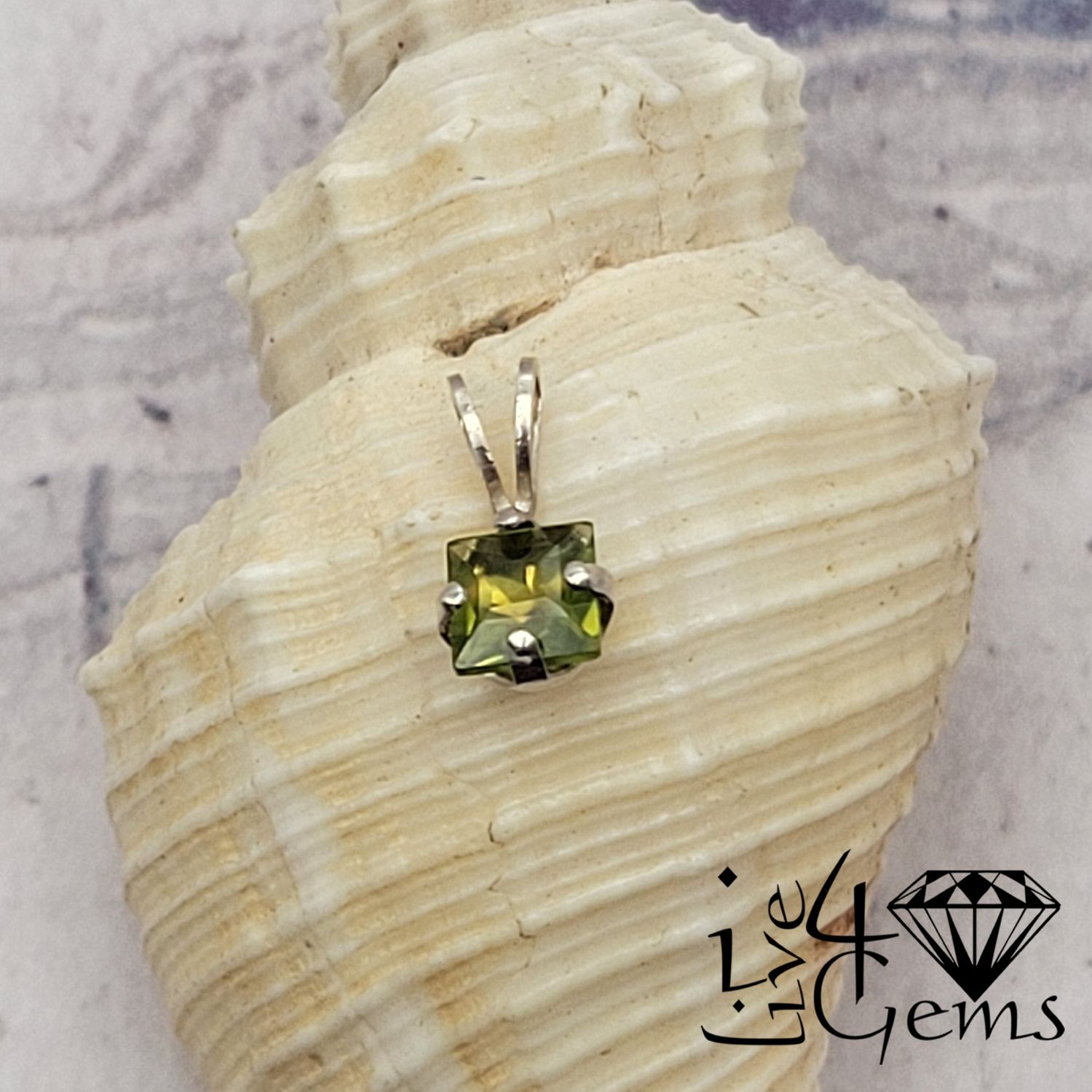 Silver 0.65ct Peridot Pendant