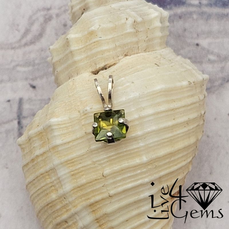 Silver 0.65ct Peridot Pendant