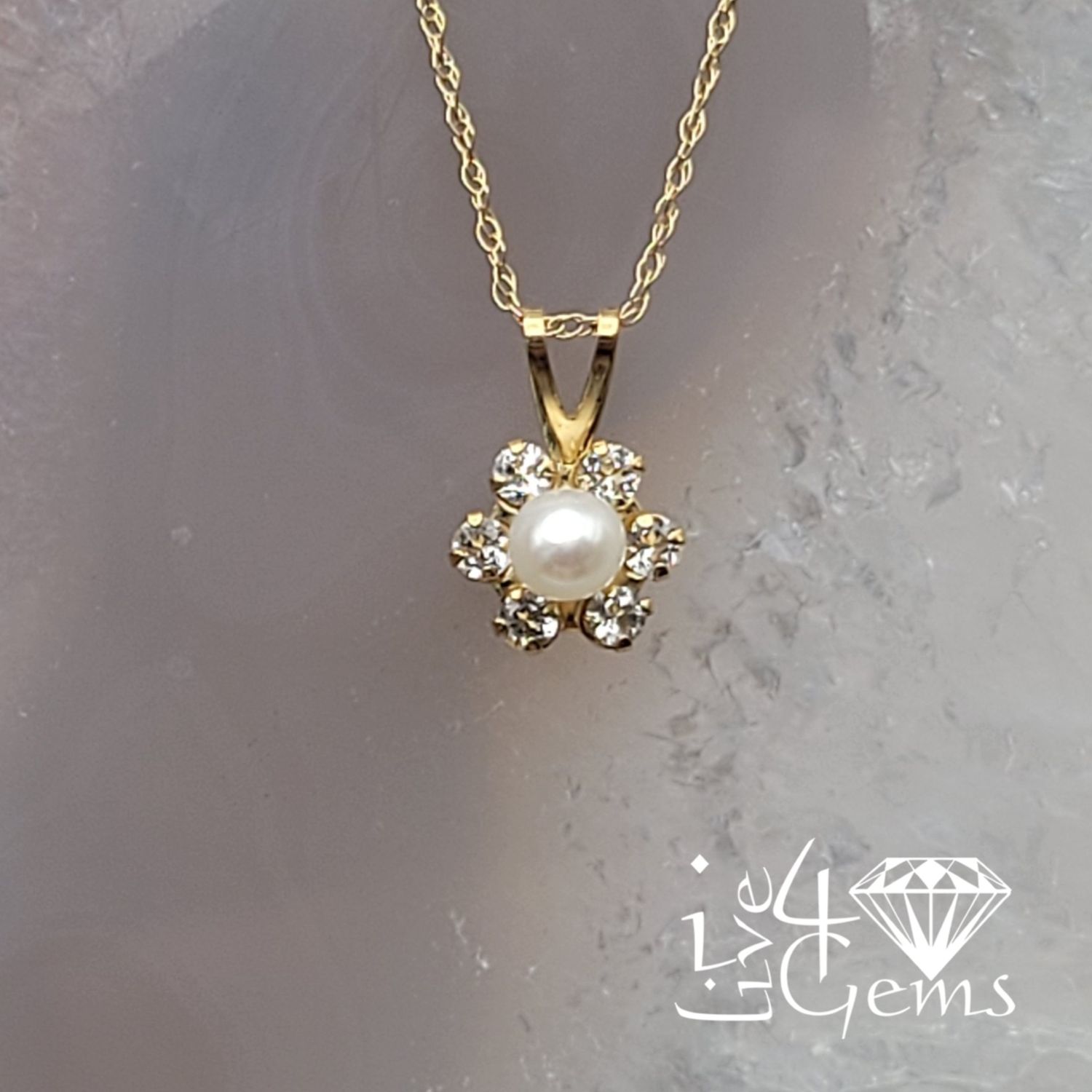 14kty White Topaz Pearl Flower Pendant w Chain