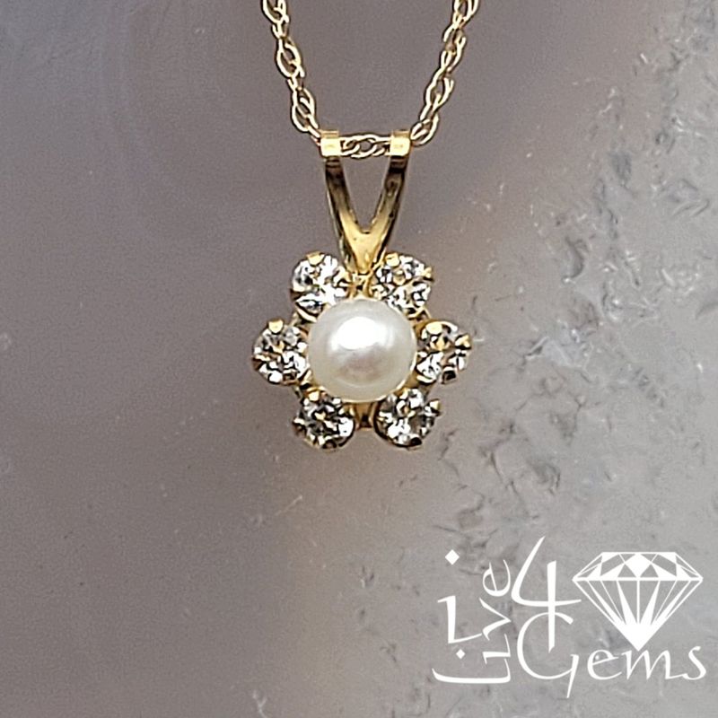 14kty White Topaz Pearl Flower Pendant w Chain
