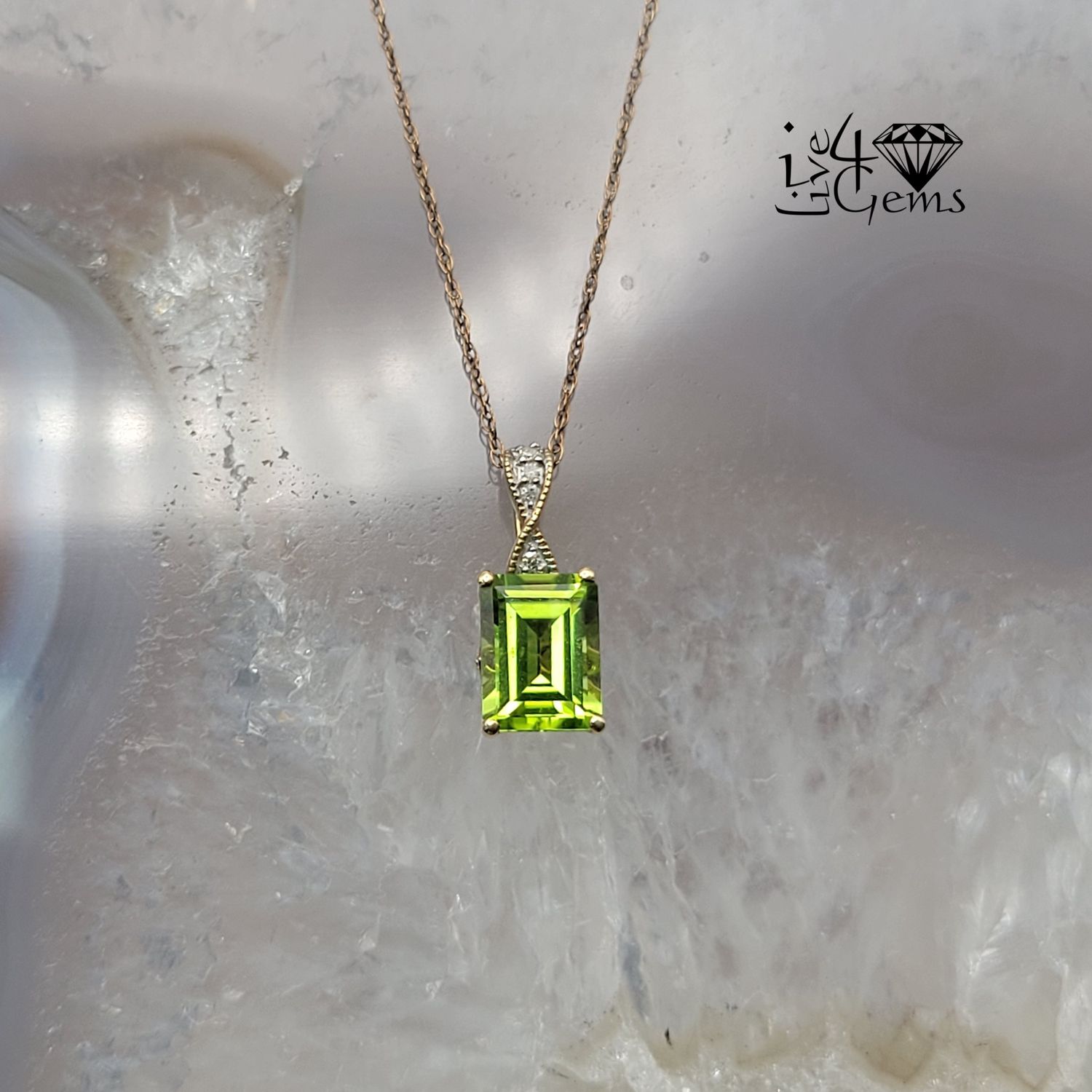 10kty Diamond and Peridot Lotus Setting Pendant with Chain