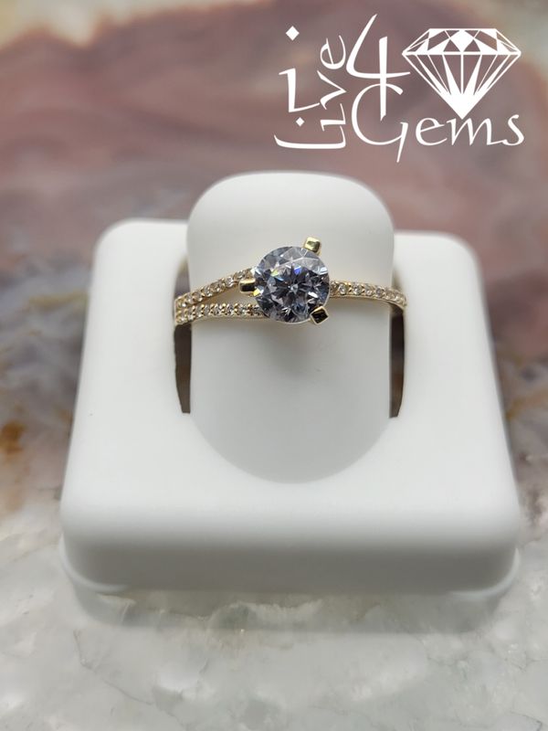 10kty Spiral Shank Round Cut Cz Ring