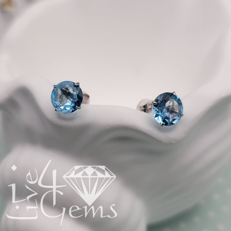 10ktw 6mm Blue Topaz Stud White Gold