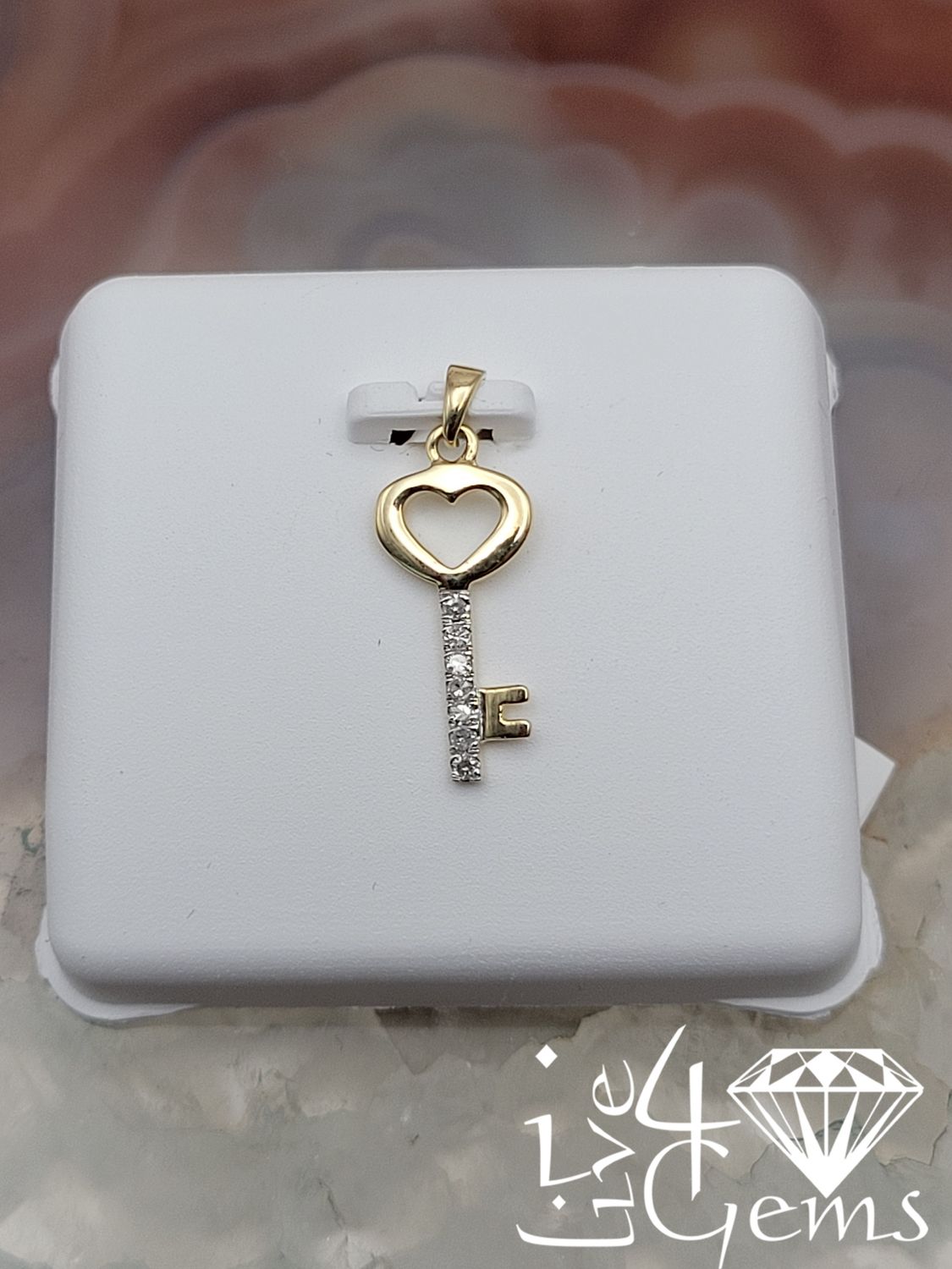 10kty 1/20ctw Diamond Key Heart Pendant