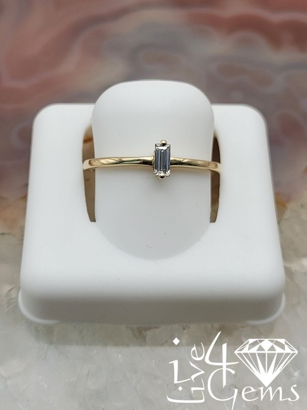 10kty 0.1ctw Diamond Baguette Solitaire Ring