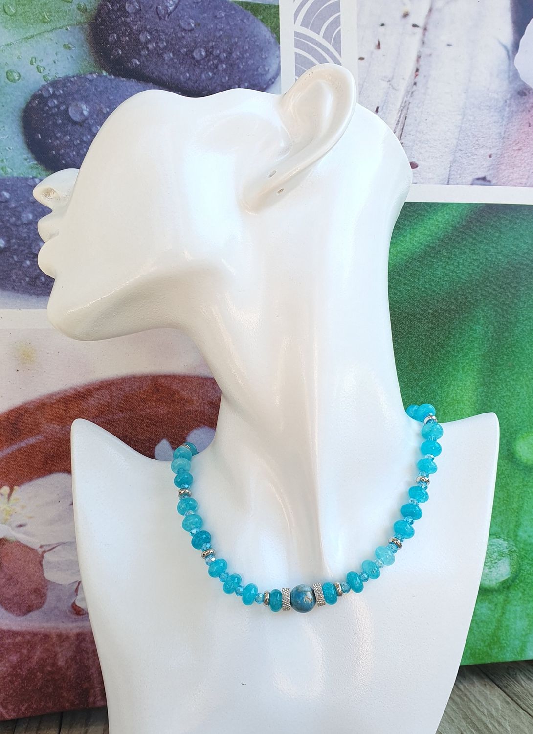 Collier jade teinté bleu azur 