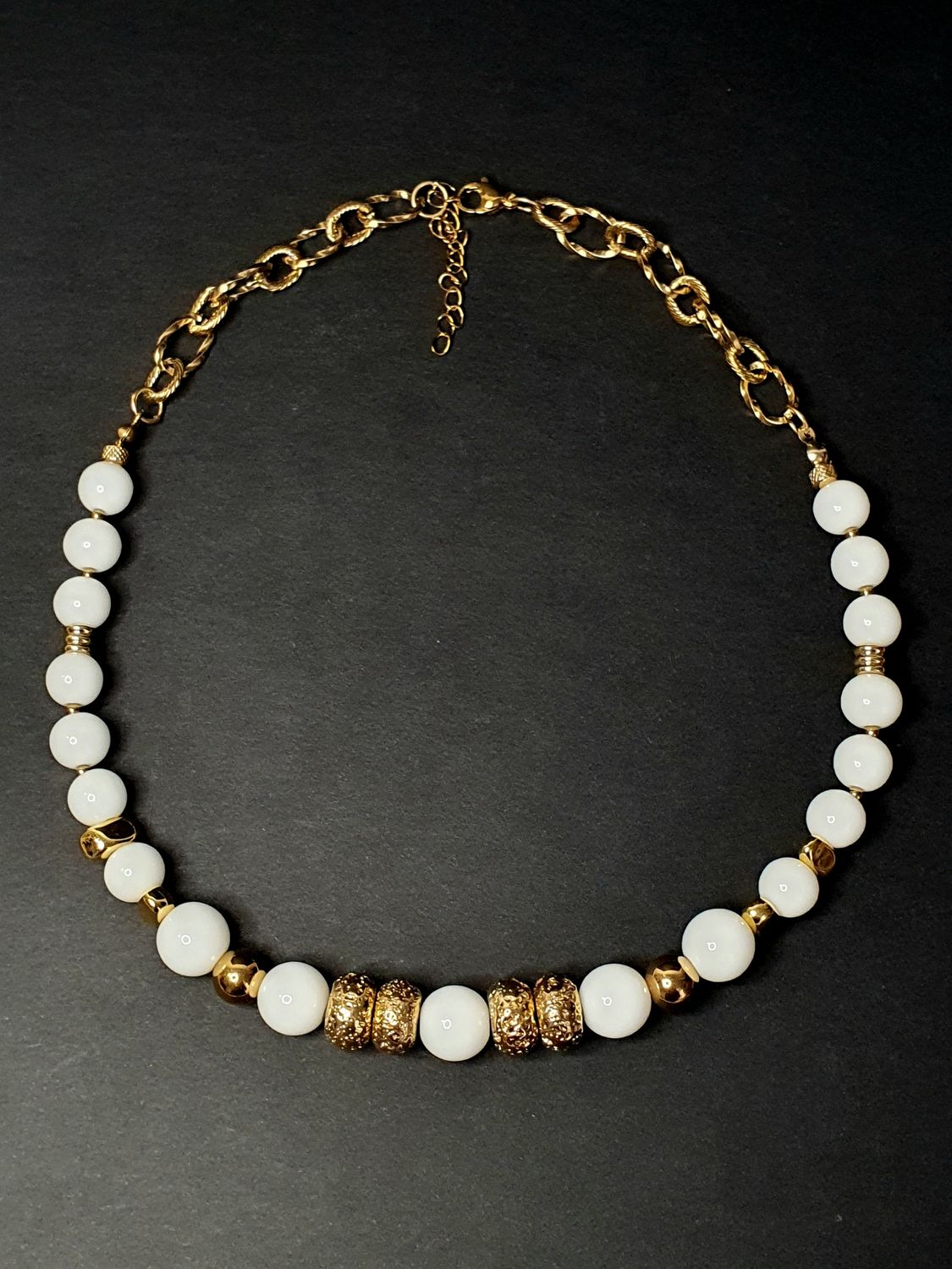 Collier Ras de Cou Agate blanche et Doré
