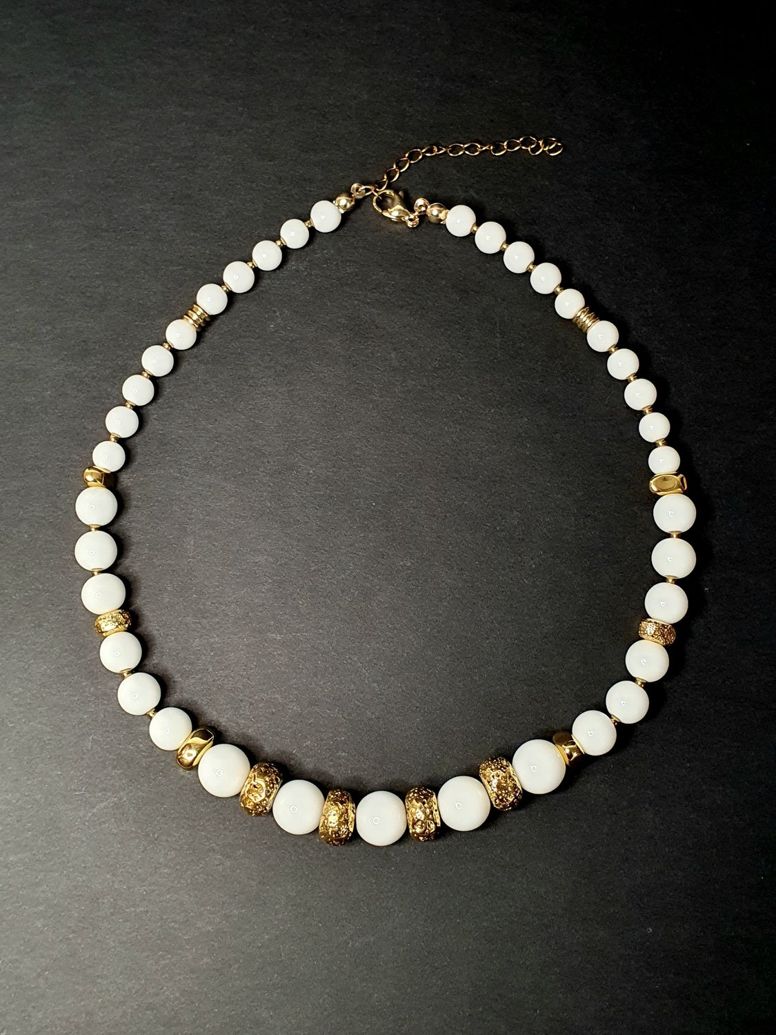 Collier Ras de Cou Agate blanche et Doré progressif 