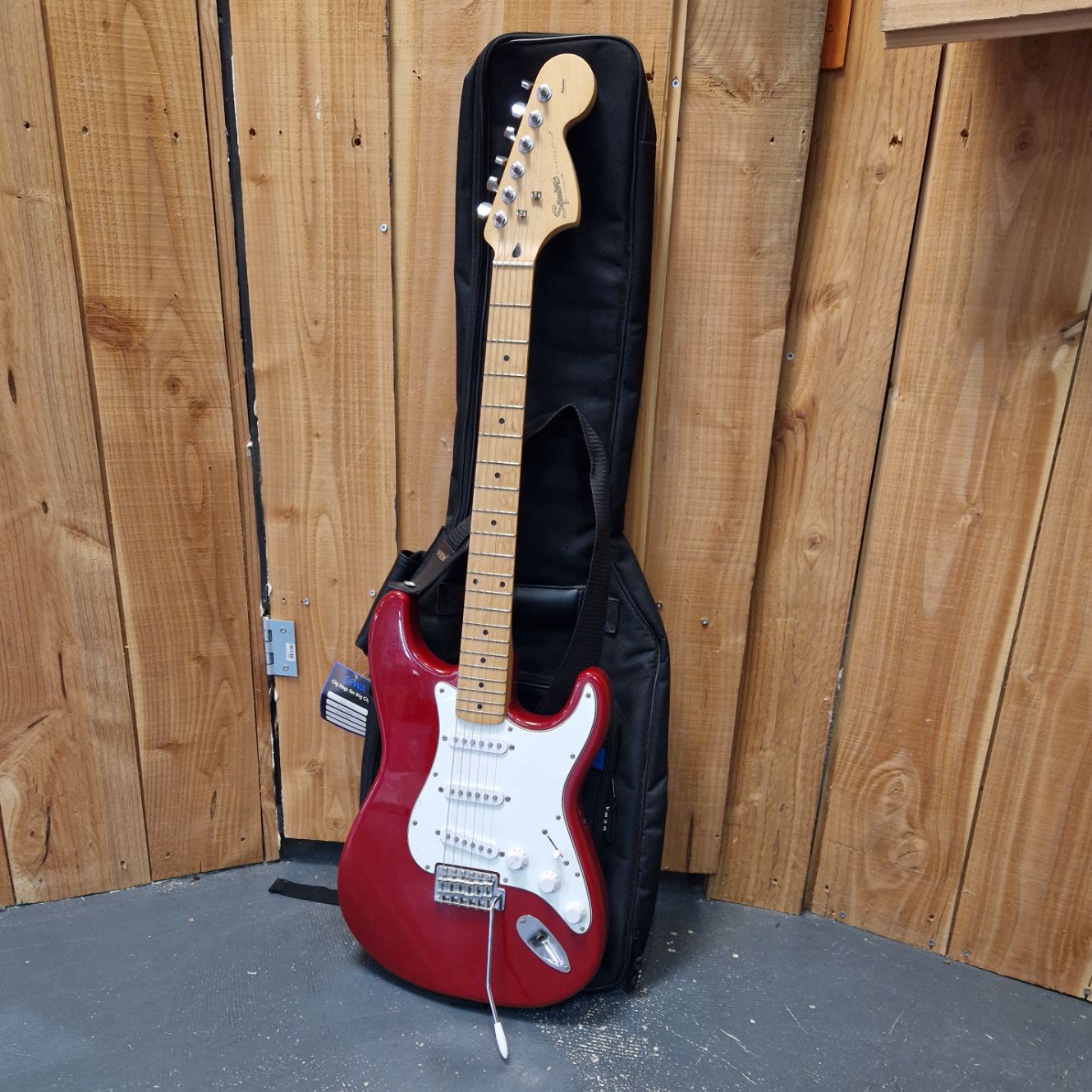 Squier Stratocaster, Electriche Gitaar, Red/Rood, Incl. Tas, Tremolo Bar | In Nette Staat