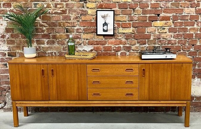Tolles Mid Century Teak Sideboard
