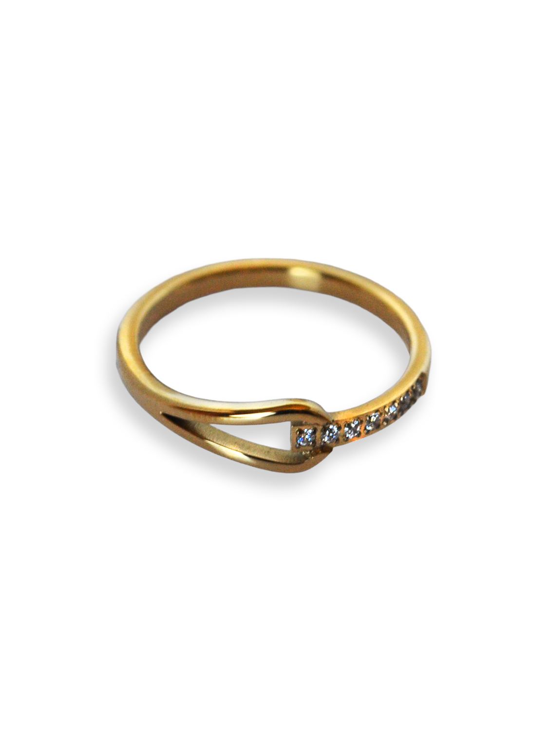 Anillo dorado cruzado con brillo