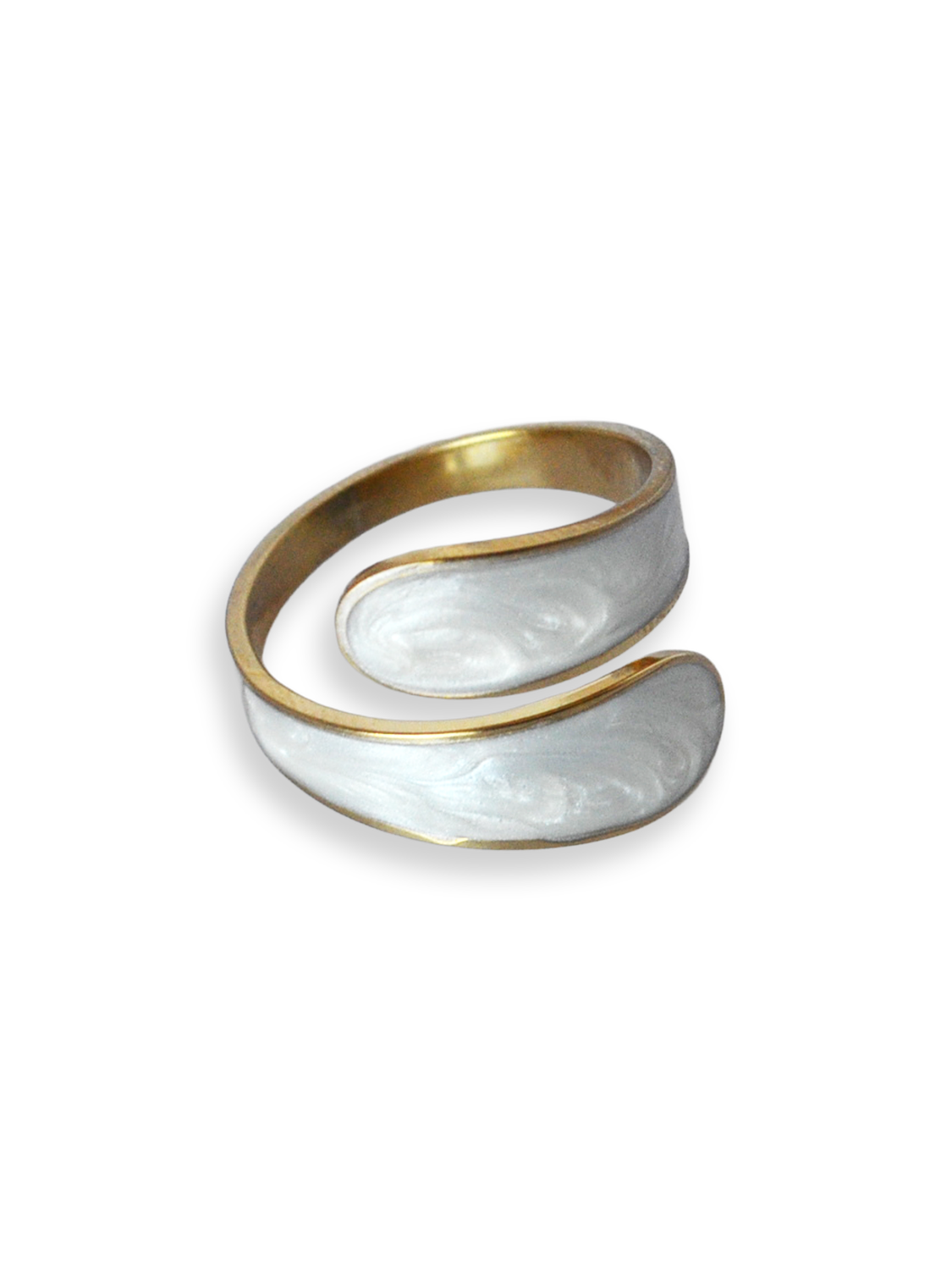 Anillo abierto dorado con esmalte blanco