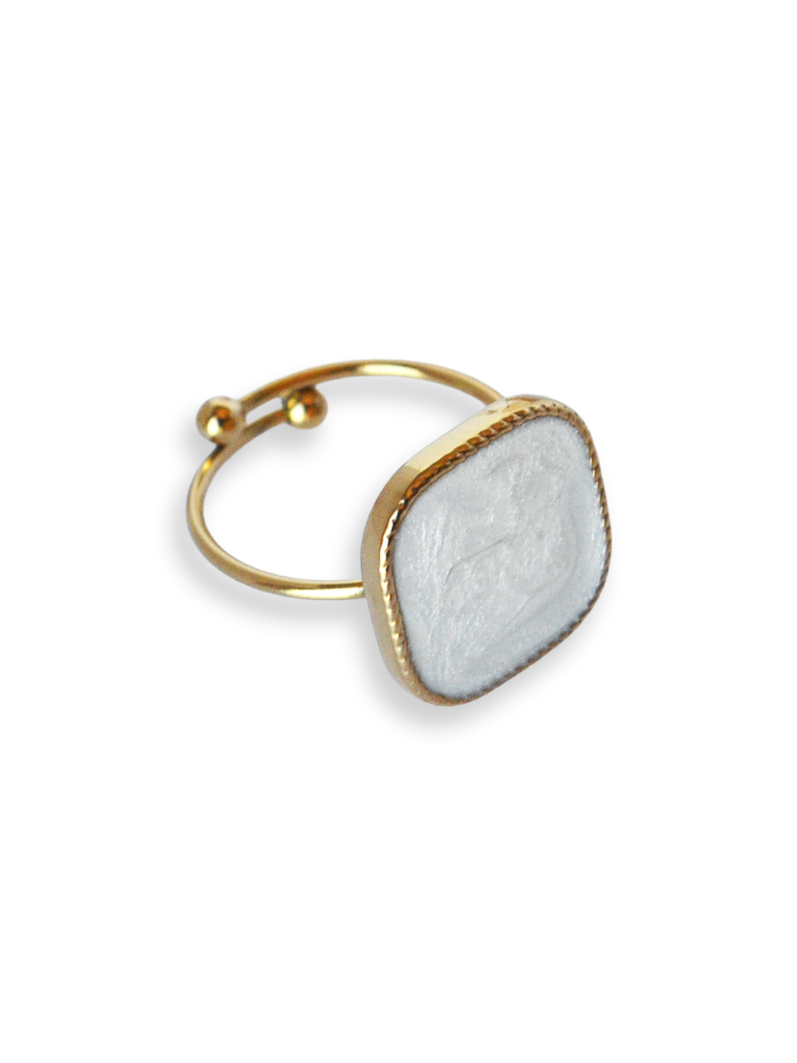 Anillo dorado ajustable con detalle blanco