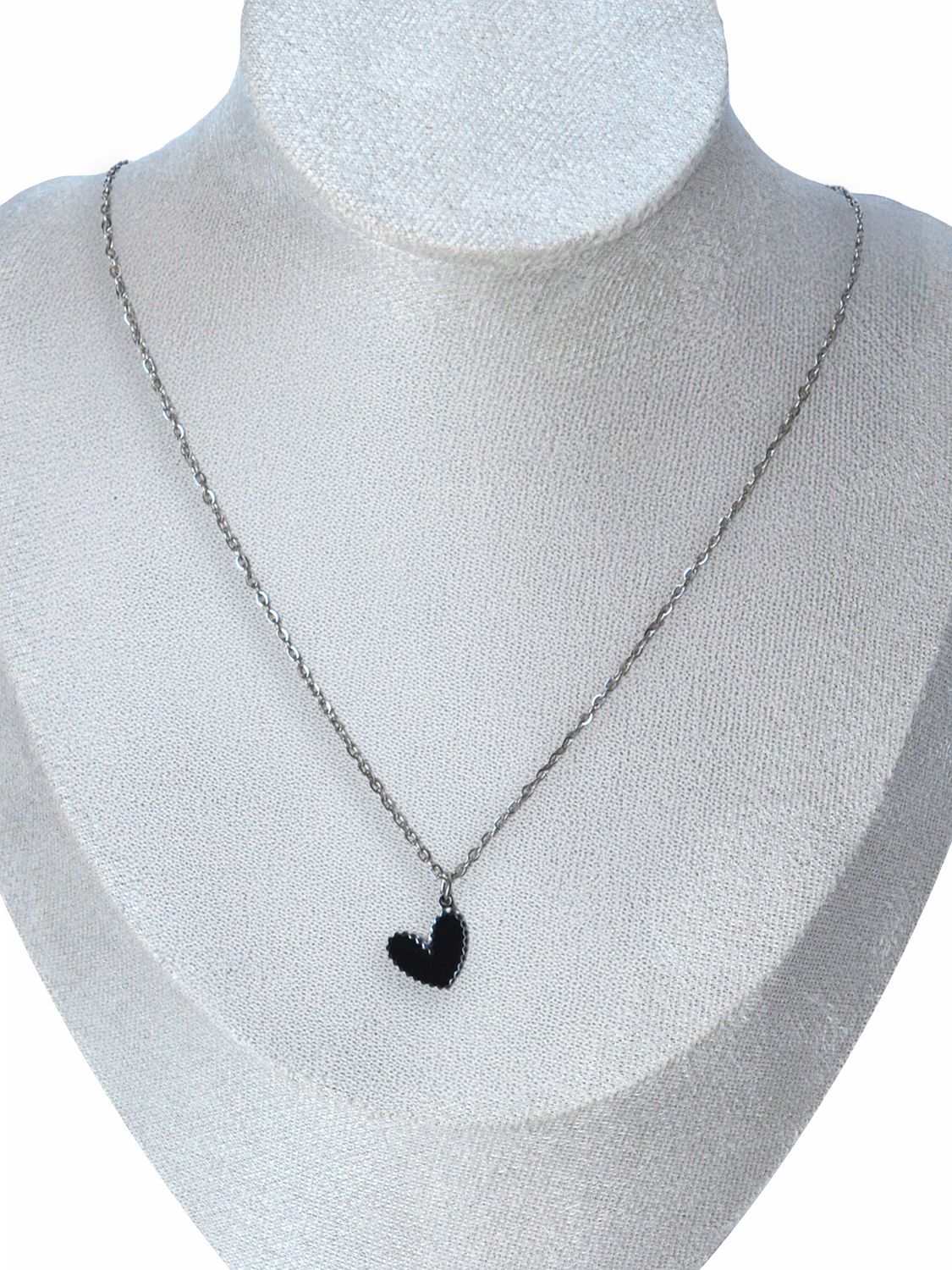 Collar Black Heart Pendant