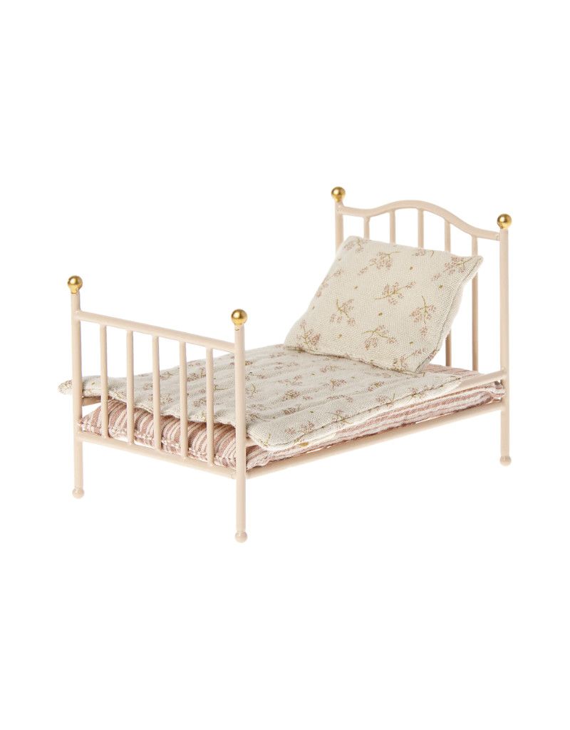 Vintage Bed-Rose