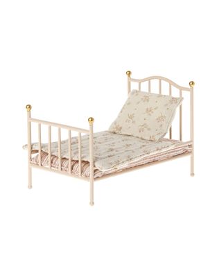 Vintage Bed-Rose