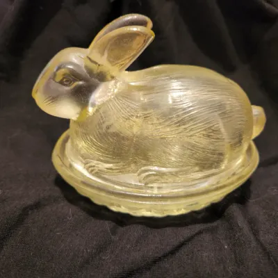 Vintage LE Smith Glass Bunny Yellow Easter Rabbit On Nest Trinket Dish Covered