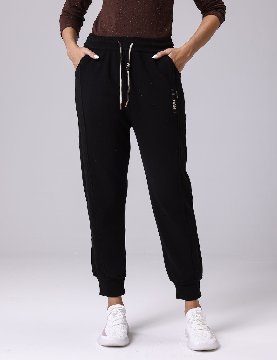 LE080-F85 Black