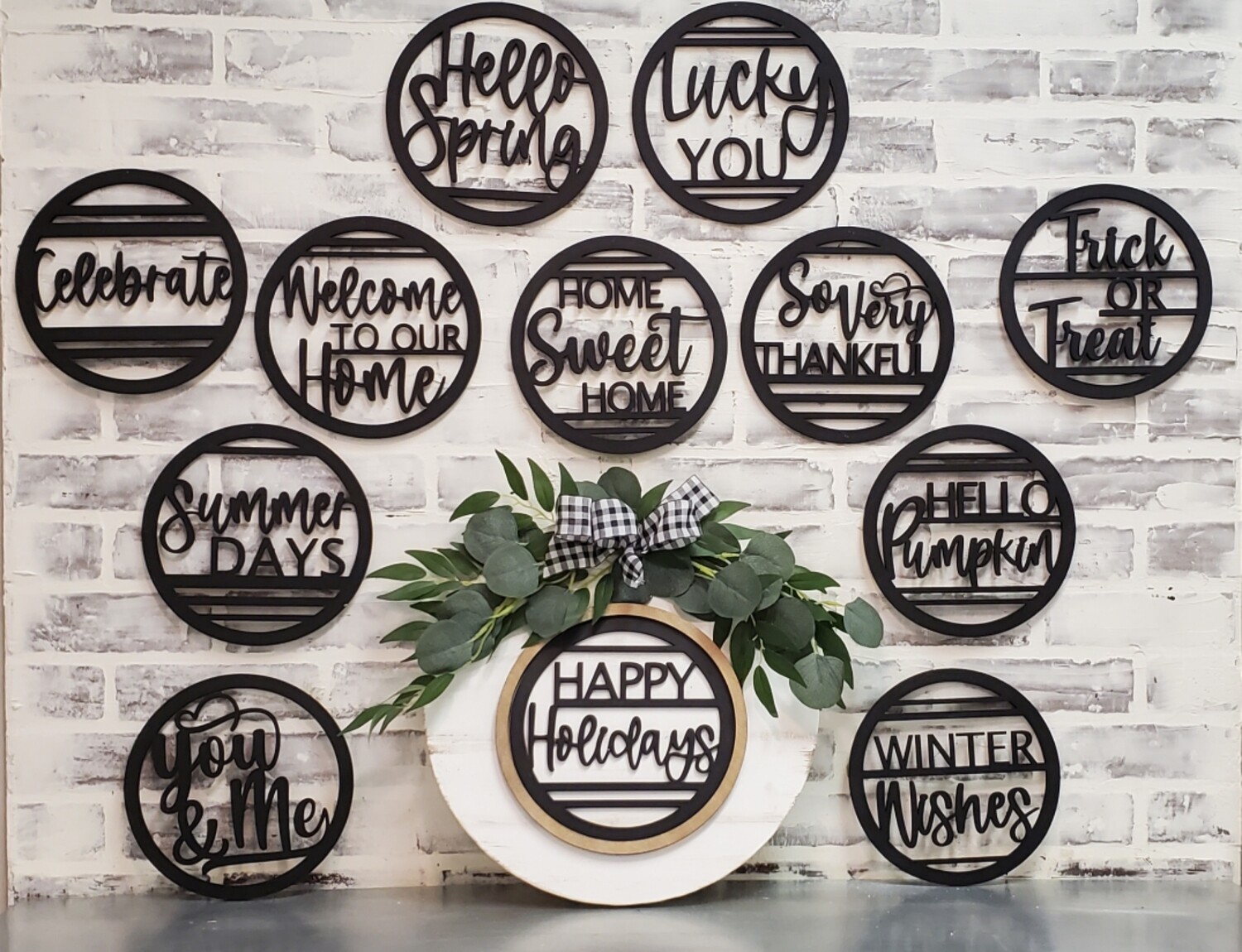 ROUND CHANGEABLE HOLIDAY CIRCLE (15" circle with 12 INSERTS)**