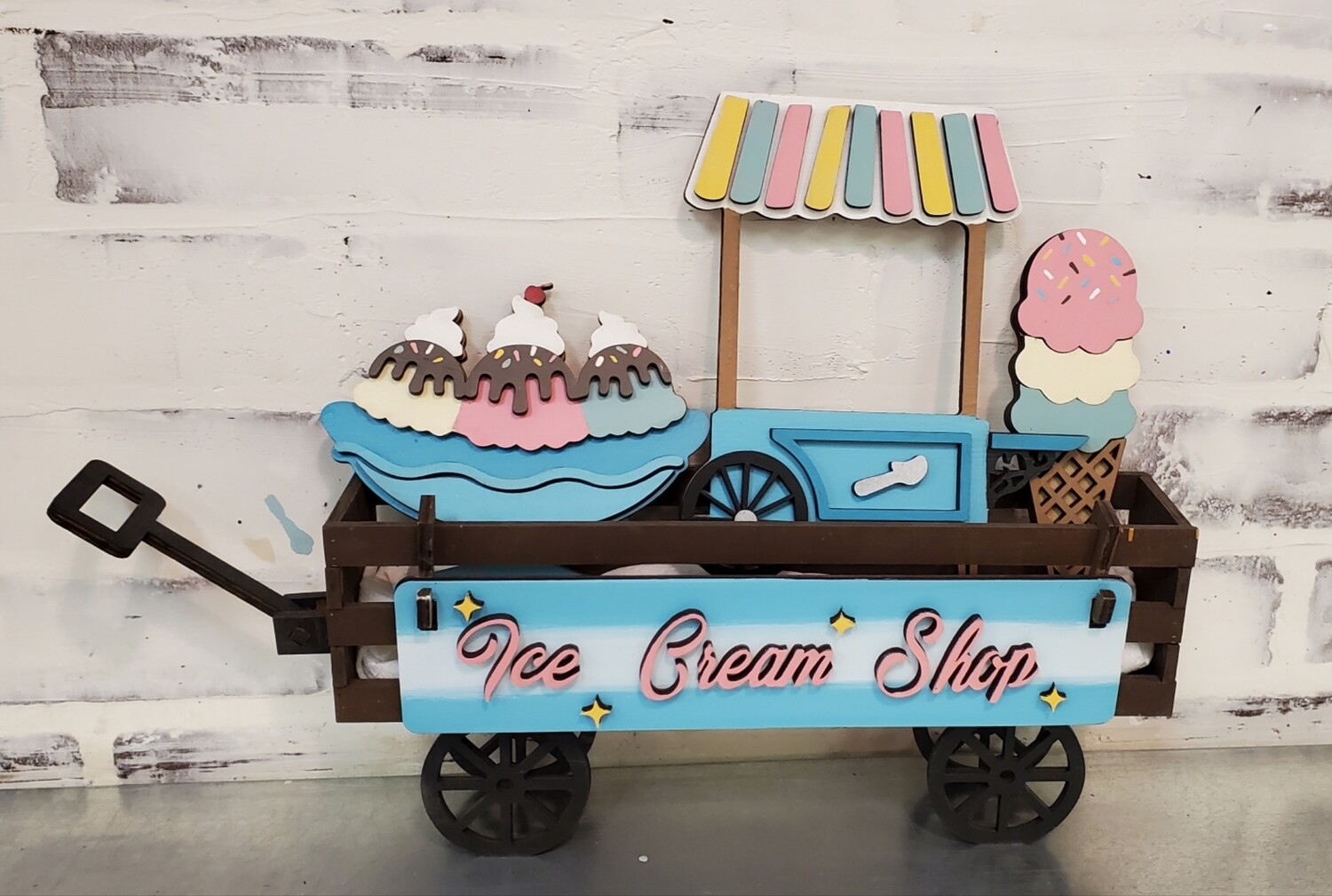 WAGON WITH CHANGEABLE HOLIDAYS **