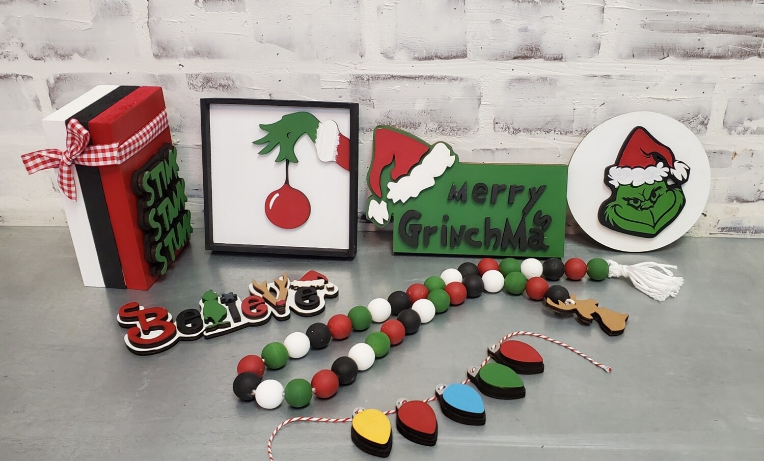 TIERED TRAY GRINCH SET (7 pieces) **