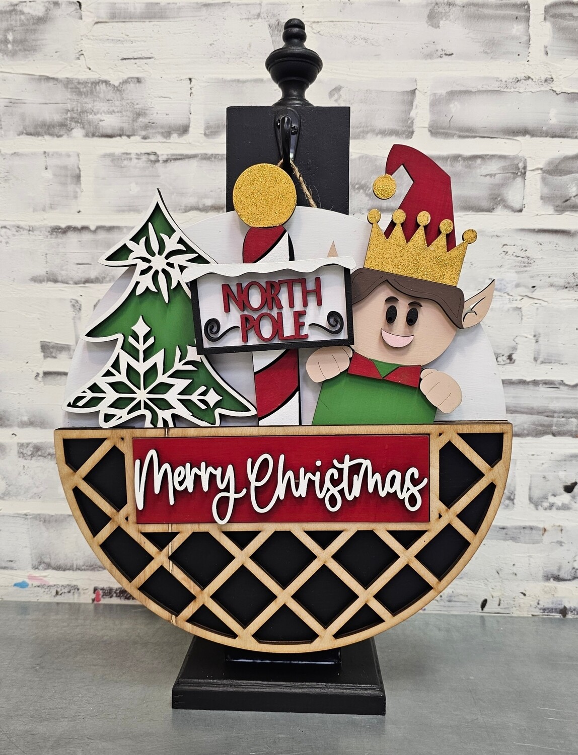 INTERCHANGEABLE HOLIDAY CIRCLE WITH POST -*