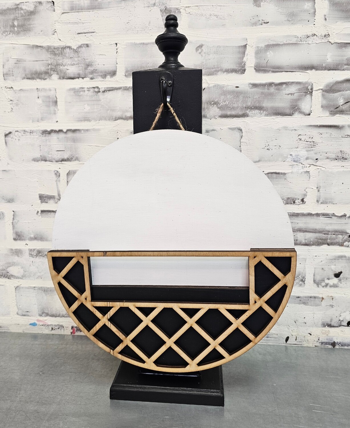 INTERCHANGEABLE HOLIDAY CIRCLE WITH POST -*