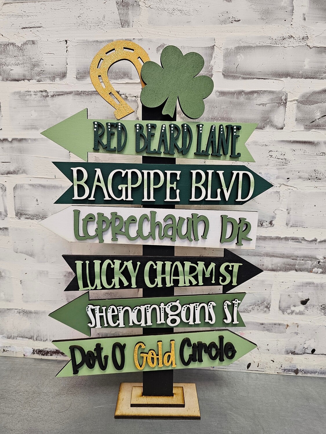 STANDING ST PATRICK&#39;S ARROW POST-*
