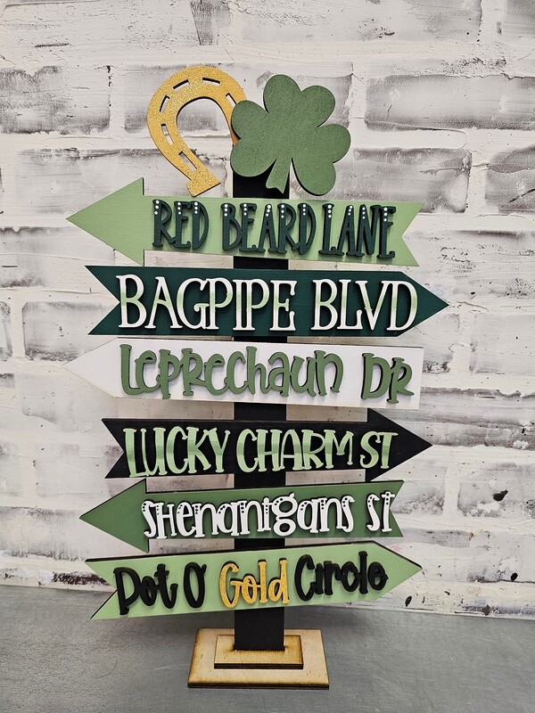 STANDING ST PATRICK'S ARROW POST-*