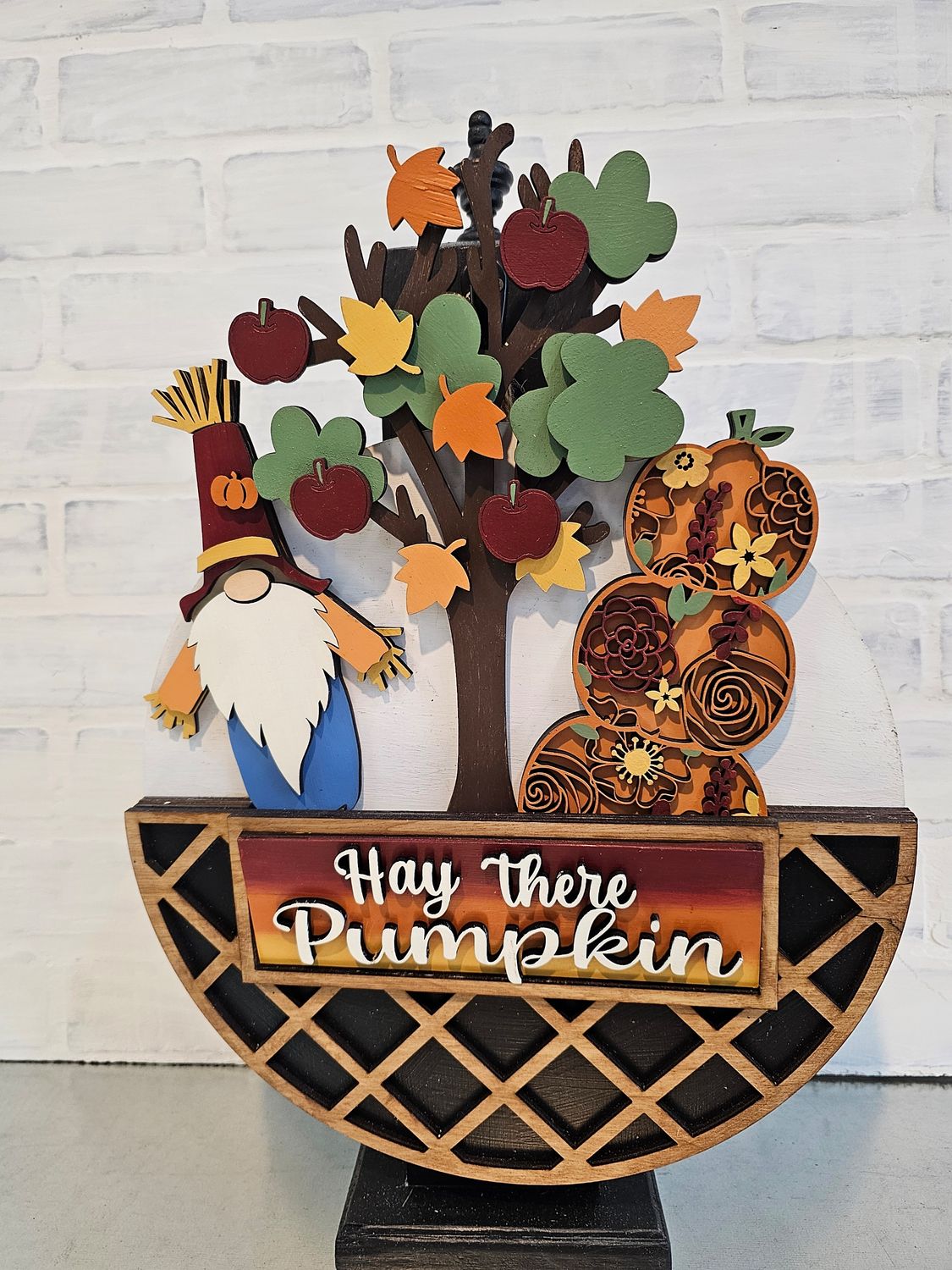INTERCHANGEABLE HOLIDAY CIRCLE WITH POST -*