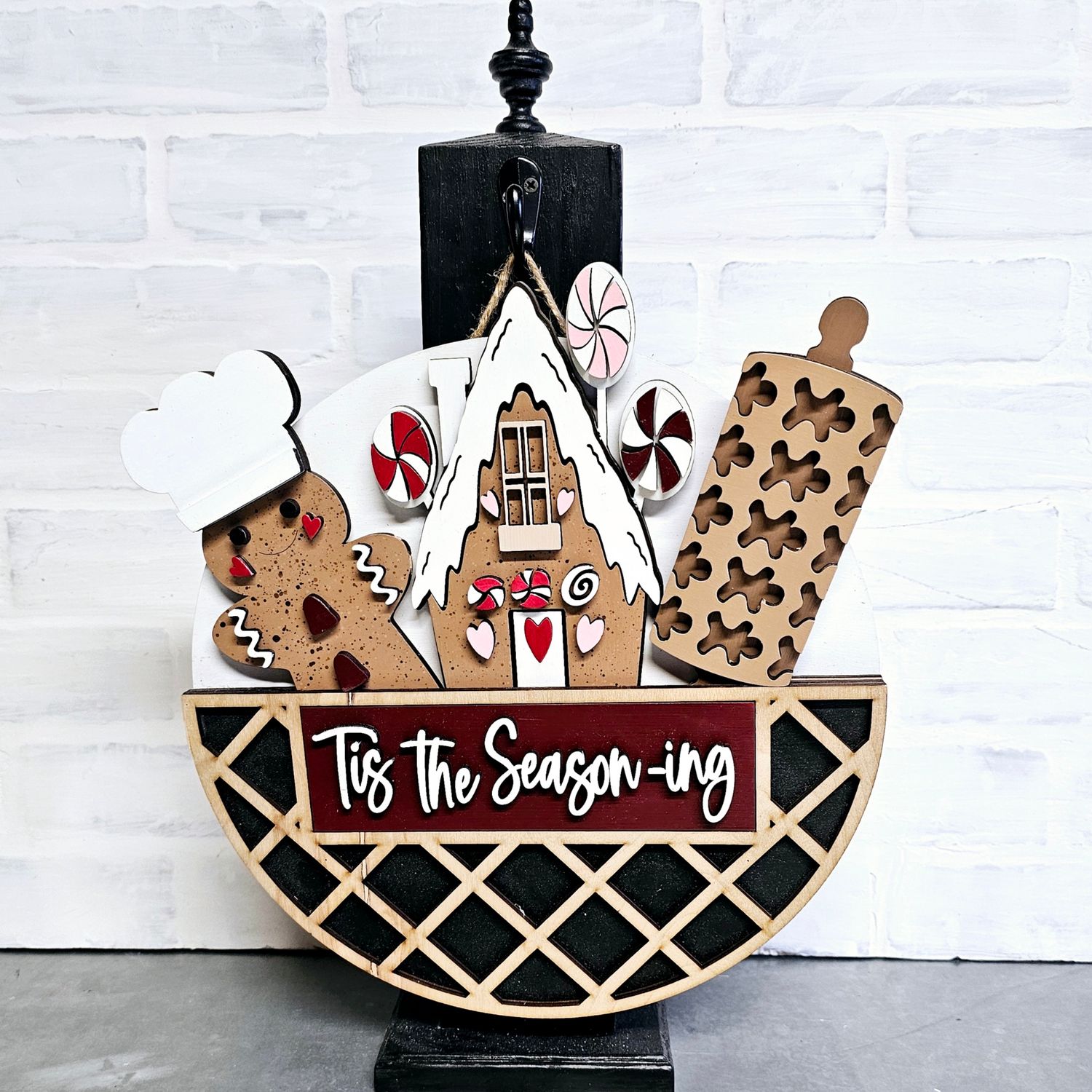INTERCHANGEABLE HOLIDAY CIRCLE WITH POST -*