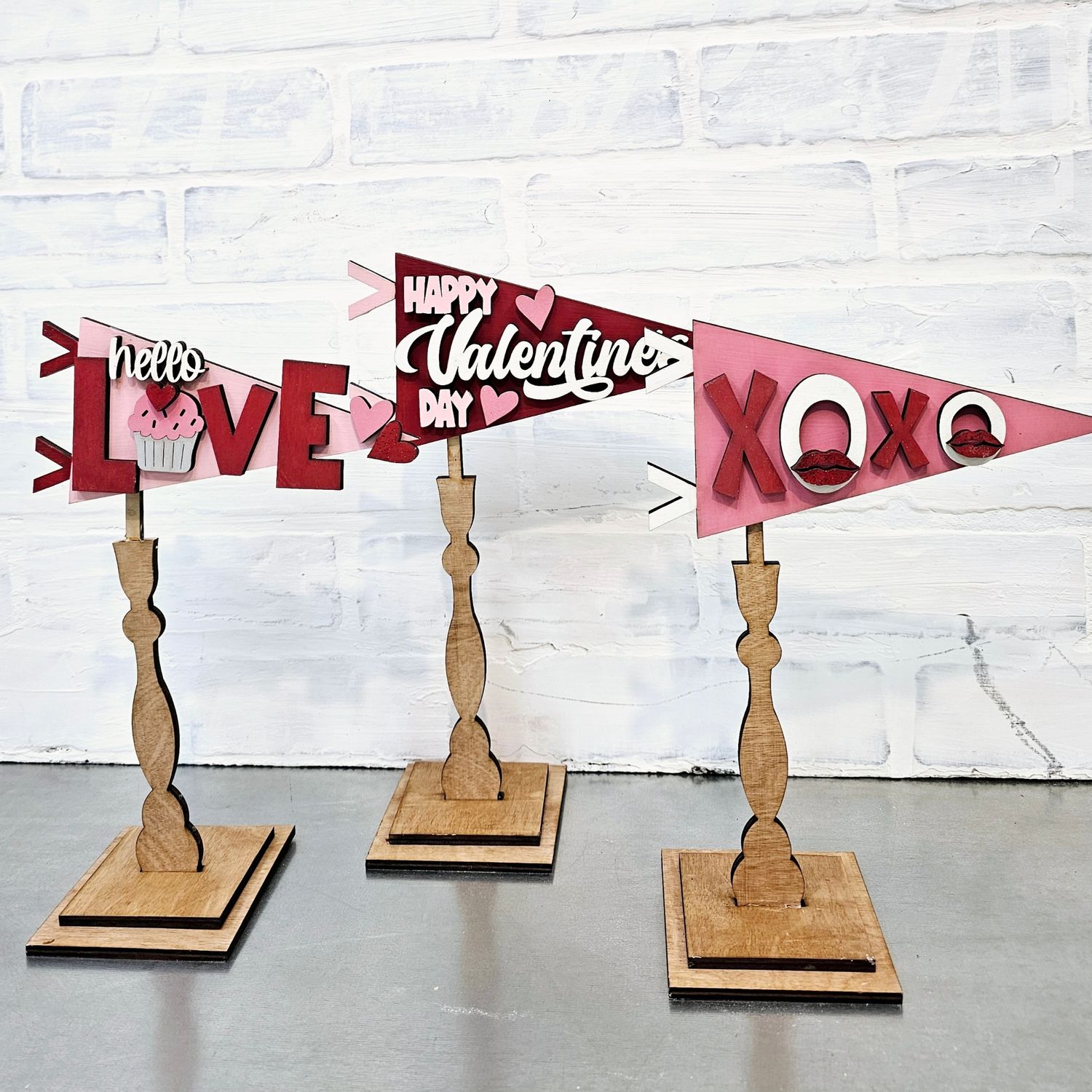 CHANGEABLE PENNANT STANDS WITH CHOSEN SET