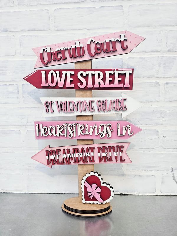 STANDING VALENTINE ARROW POST