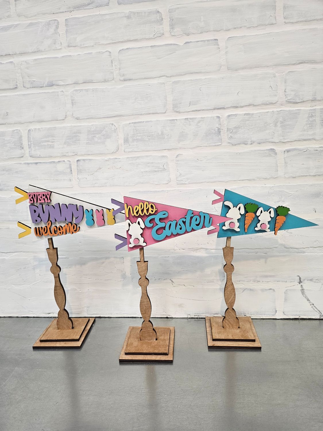 CHANGEABLE PENNANT STANDS WITH CHOSEN SET